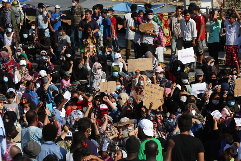 Richiedenti asilo protestano contro il nuovo campo a Kara Tepe, a Lesbo © ANSA/EPA