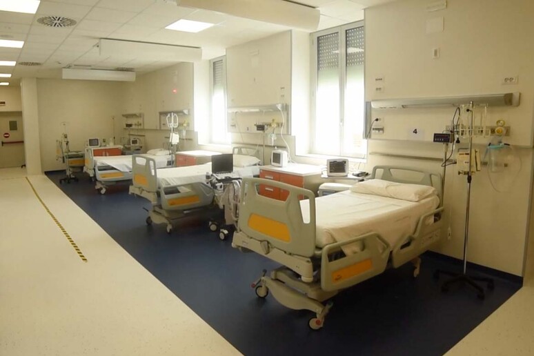 Un reparto di terapia intensiva all 'ospedale Maggiore di Novara. Immagine d 'archivio - RIPRODUZIONE RISERVATA