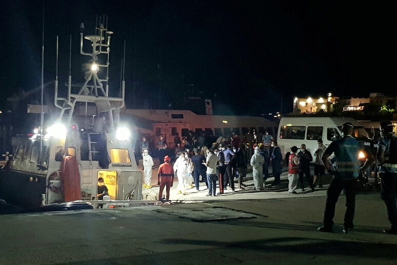 Uno sbarco a Lampedusa a inizio settembre - RIPRODUZIONE RISERVATA