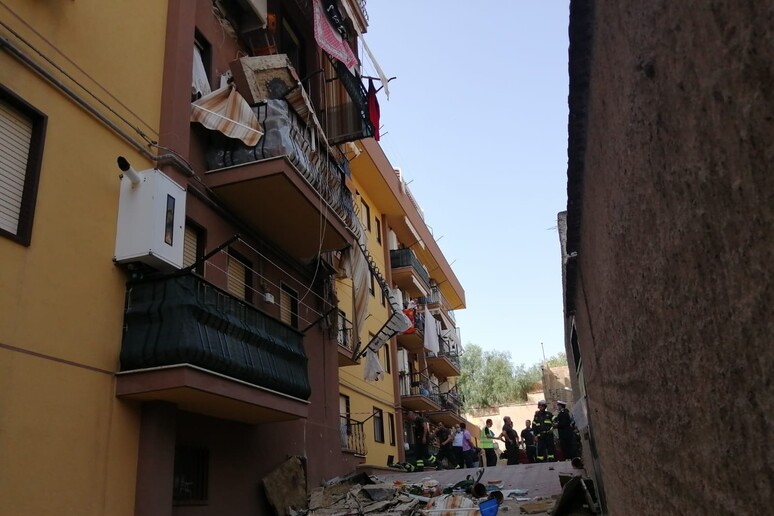 Crolla balcone a Caltanissetta (ph. Rita Cinardi) - RIPRODUZIONE RISERVATA