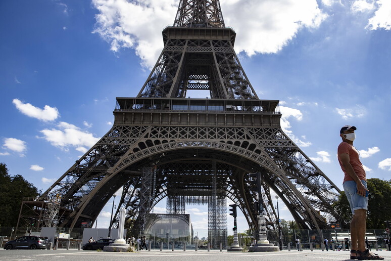 Eiffel tower evacuation after a bomb alert © ANSA/EPA