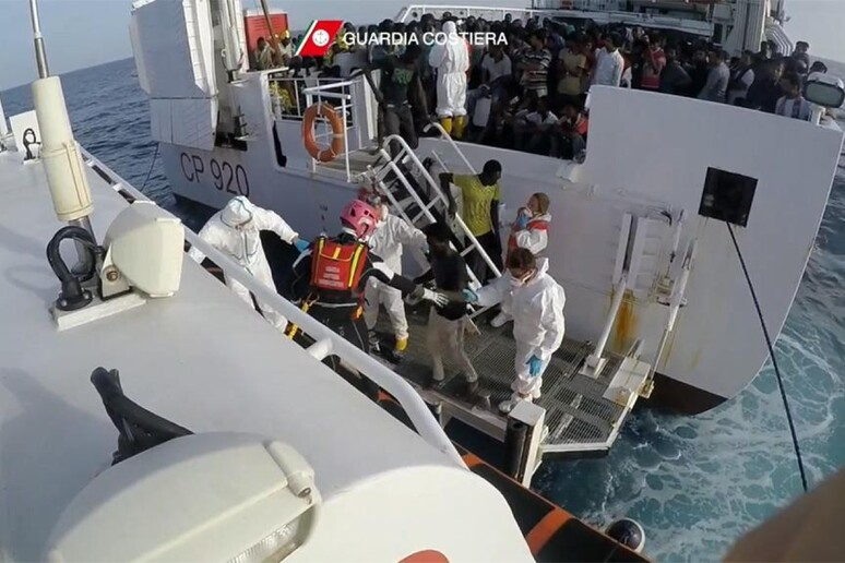 Un frame tratto dal video delle operazioni di salvataggio degli uomini della Gregoretti da parte della Guardia Costiera (22 ottobre 2016) - RIPRODUZIONE RISERVATA