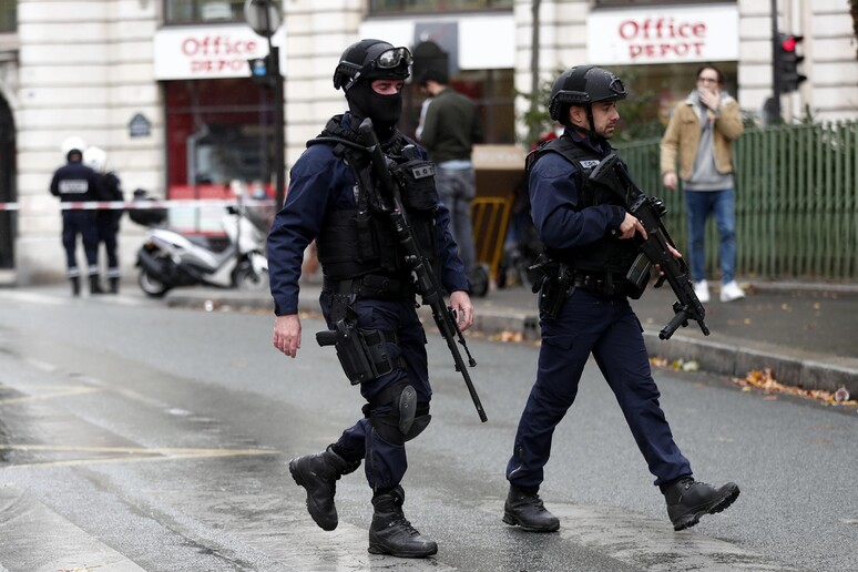 Controlli della polizia a Parigi, archivio - RIPRODUZIONE RISERVATA