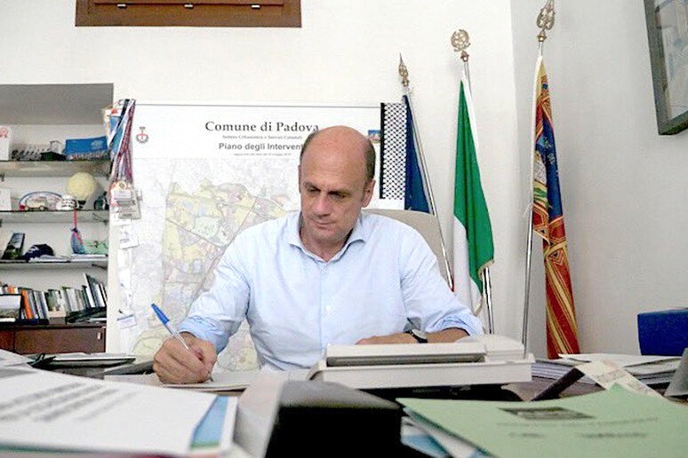 Una foto di Arturo Lorenzoni, candidato per il centrosinistra alla presidenza della Regione Veneto - RIPRODUZIONE RISERVATA