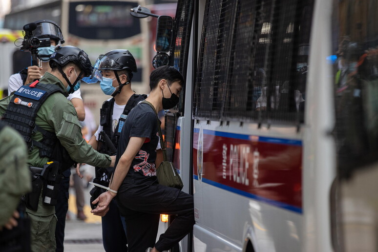 L 'arresto di un manifestante ad Hong Kong © ANSA/EPA