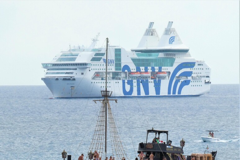 Migranti: nave quarantena a Lampedusa, via a trasferimento - RIPRODUZIONE RISERVATA