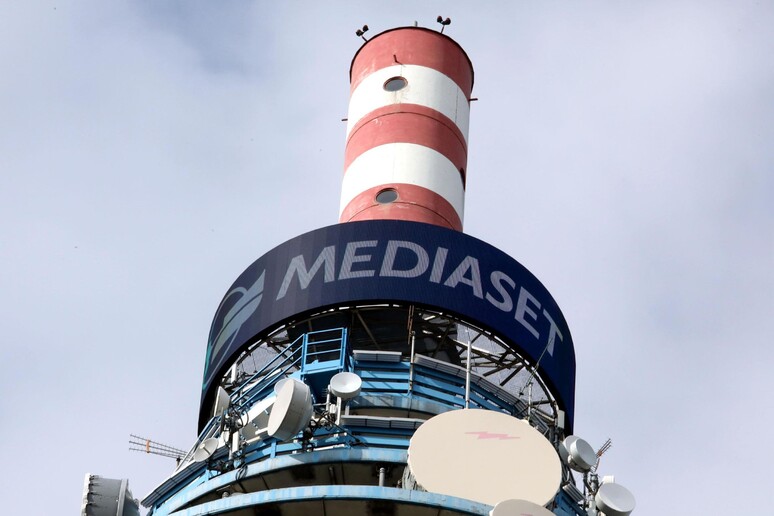 La torre dei ripetitori Mediaset nella sede del gruppo a Cologno Monzese - RIPRODUZIONE RISERVATA