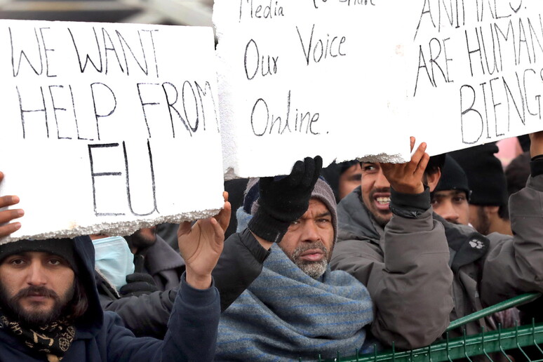 Protesta dei migranti ammassati nel campo di Lipa in Bosnia-Erzegovina © ANSA/EPA