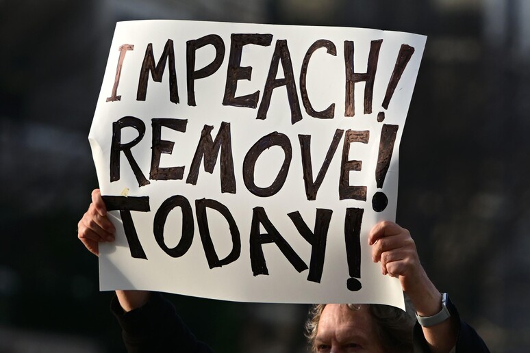 Un manifestante chiede l 'impeachment per Doald Trump © ANSA/AFP