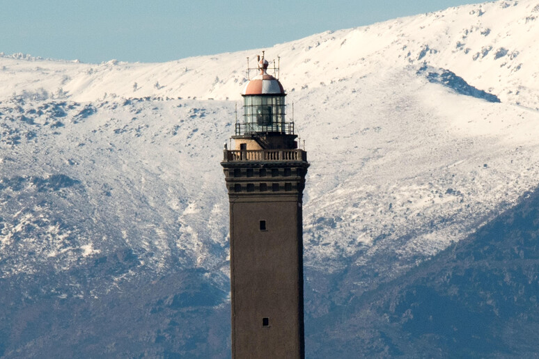 Il porto di Genova, la Lanterna e la neve sui monti alle spalle della citta ' di Genova - RIPRODUZIONE RISERVATA