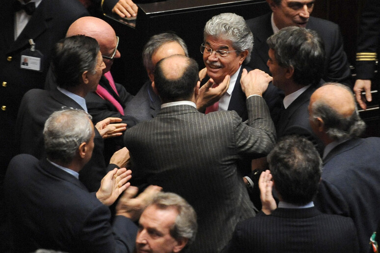 Il deputato Antonio Razzi circondato dai colleghi della maggioranza durante le votazioni alla  Camera, 14 dicembre 2010 - RIPRODUZIONE RISERVATA