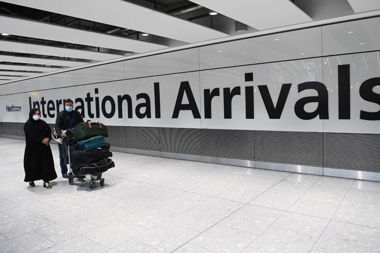Passeggeri in aeroporto © ANSA/EPA