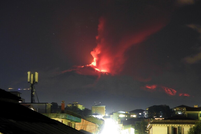 L 'Etna durante l 'episodio eruttivo visto dall 'abitato di Tremestieri Etneo, sul versante meridionale  del vulcano, Catania  ANSA/FACEBOOK/INGVvulcani - RIPRODUZIONE RISERVATA