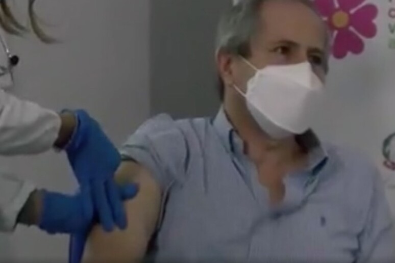 Covid: si vaccina Crisanti a Padova,  'è momento di svolta ' - RIPRODUZIONE RISERVATA