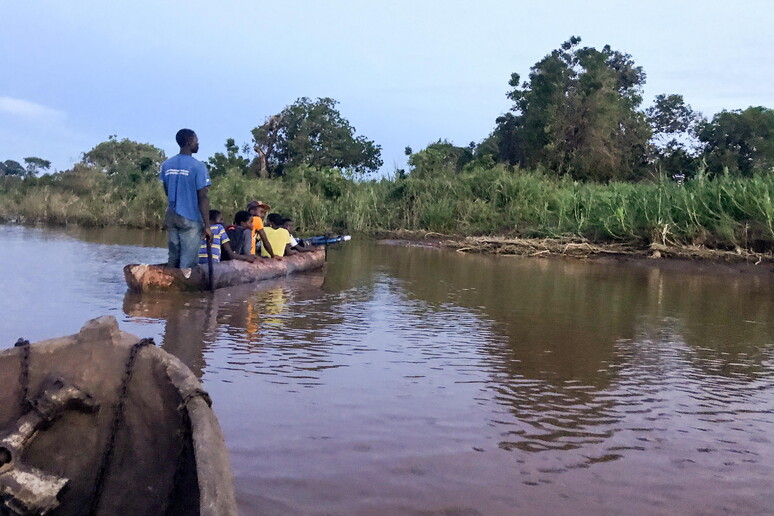 Barche sul fiume Buzi in Mozambico. Immagine d 'archivio © ANSA/EPA