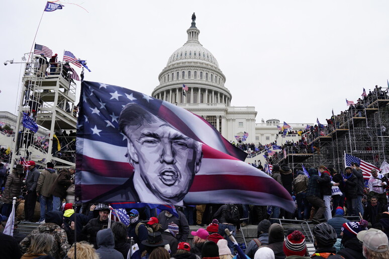 I sostenitori di Trump che hanno assaltato Capitol Hill © ANSA/EPA