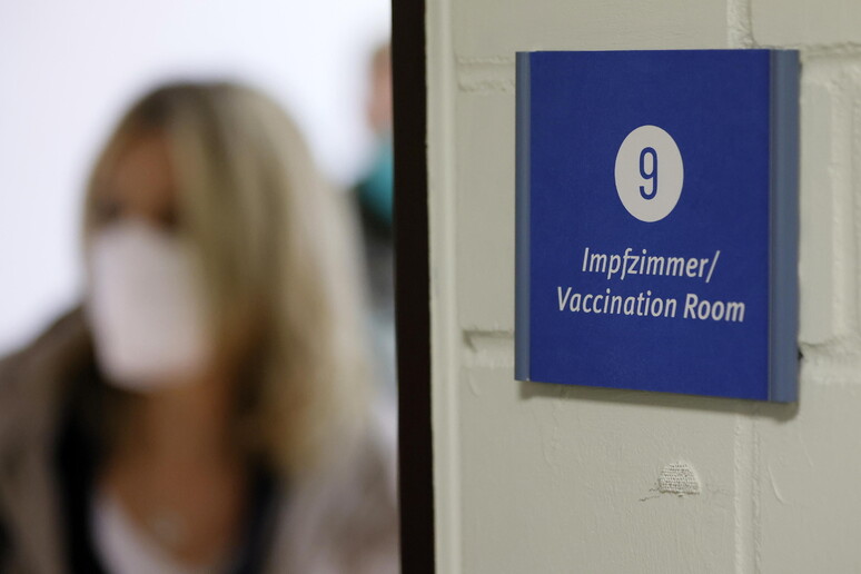 Un centro vaccinazioni in Germania in una foto di archivio © ANSA/EPA