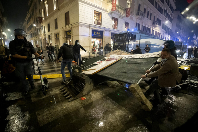Un momento degli scontri tra manifestanti e la polizia a Roma, il 9 ottobre 2021 - RIPRODUZIONE RISERVATA