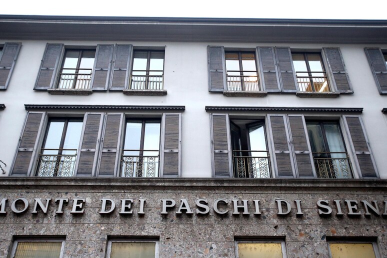 La sede del Monte dei Paschi di Siena in via Manzoni, a Milano. Immagine d 'archivio - RIPRODUZIONE RISERVATA