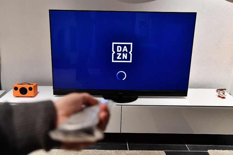 Un televisore attende il segnale di Dazn - RIPRODUZIONE RISERVATA