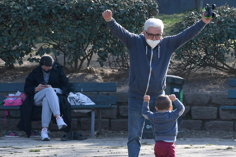 Un nonno gioca con il nipotino in una foto d 'archivio - RIPRODUZIONE RISERVATA