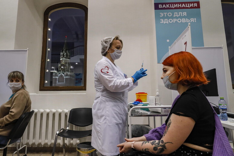 La somministrazione del vaccino in Russia © ANSA/EPA