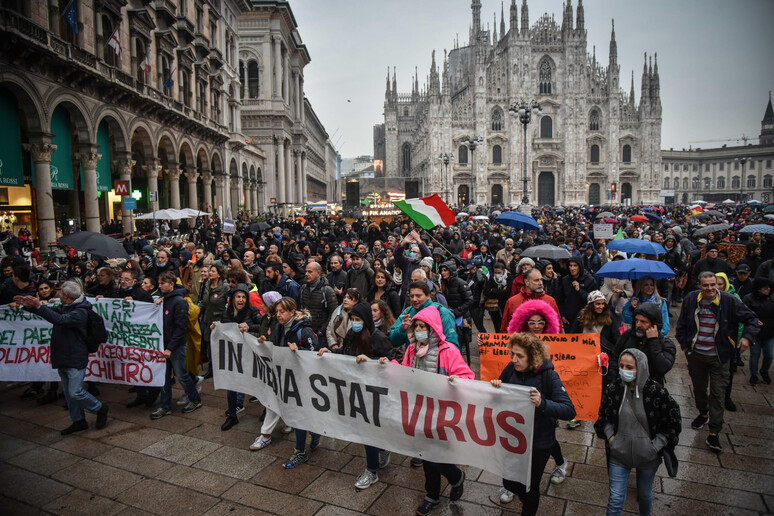 Corteo No vax No green pass in piazza Duomo a Milano in una foto di archivio - RIPRODUZIONE RISERVATA