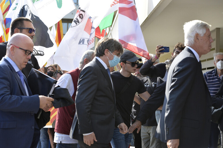 Puigdemont in tribunale a Sassari accolto da grida  'libert� ' - RIPRODUZIONE RISERVATA