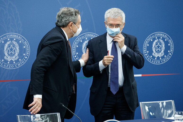 Il premier Mario Draghi e il ministro dell 'Economia Daniele Franco (Foto Ansa) © ANSA/EPA