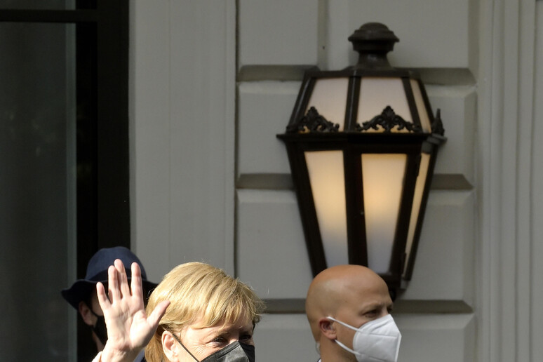 Merkel lascia l 'hotel Eden dopo il pranzo con Draghi - RIPRODUZIONE RISERVATA
