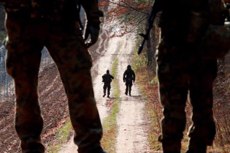Militari al confine tra Bielorussia e Polonia - RIPRODUZIONE RISERVATA