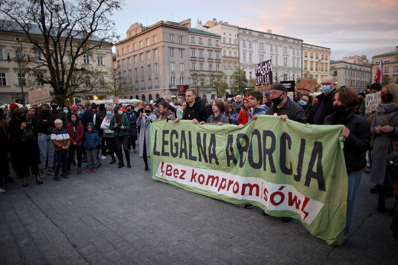 Una recente manifestazione in favore della legalizzazione dell 'aborto in Polonia © ANSA/EPA