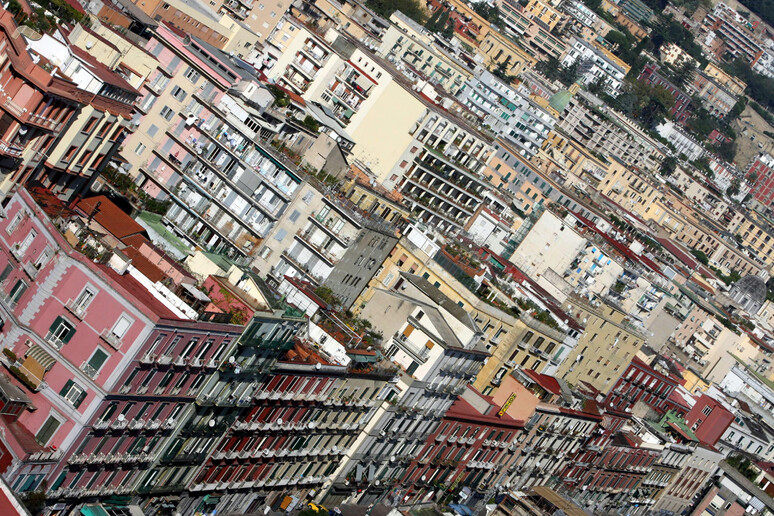 Un 'immagine d 'archivio del panorama di case di Napoli - RIPRODUZIONE RISERVATA