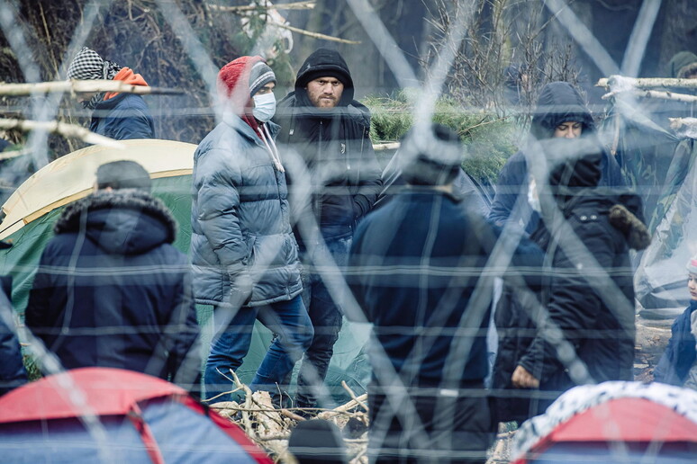 Migranti al confine tra la Polonia e la Bielorussia © ANSA/EPA