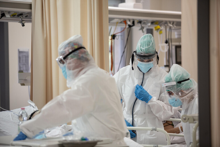 Operatori sanitari al lavoro nella terapia intensiva dell 'Ospedale Sant 'Orsola di Bologna. Immagine d 'archivio - RIPRODUZIONE RISERVATA