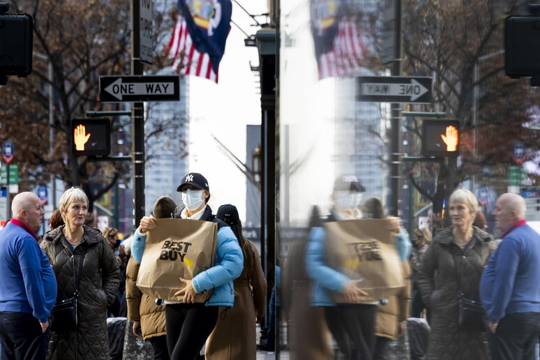 Folla nelle strade di New York © ANSA/EPA