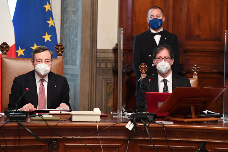 Il sottosegretario Garofoli e il premier Mario Draghi - RIPRODUZIONE RISERVATA