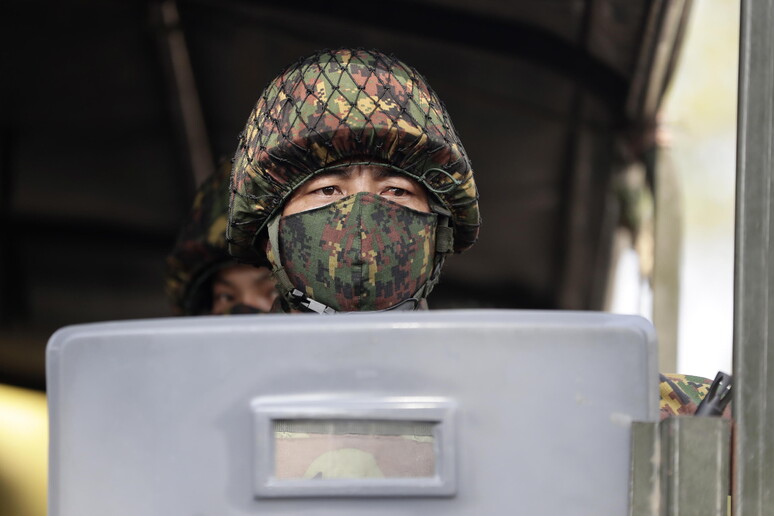 Soldati a Yangon © ANSA/EPA