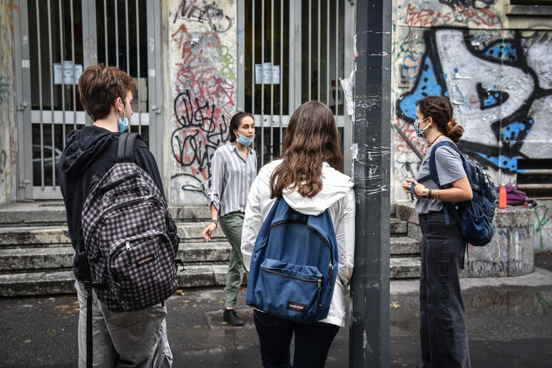 Studenti davanti a un liceo a Milano - RIPRODUZIONE RISERVATA