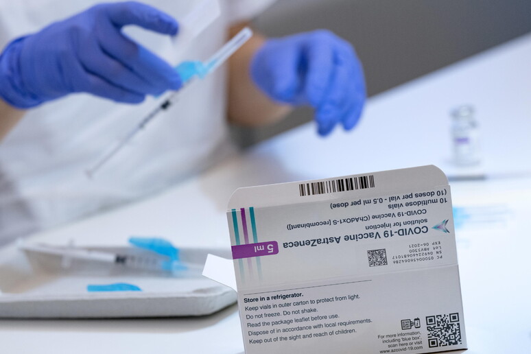 Dosi di vaccino AstraZeneca © ANSA/EPA