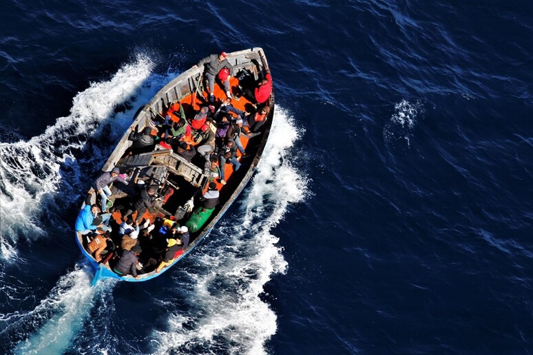 Un barcone con migranti a bordo. Immagine d 'archivio - RIPRODUZIONE RISERVATA
