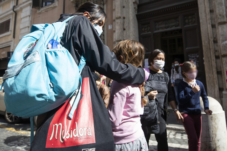 Bambini all 'uscita di scuola a Roma - RIPRODUZIONE RISERVATA