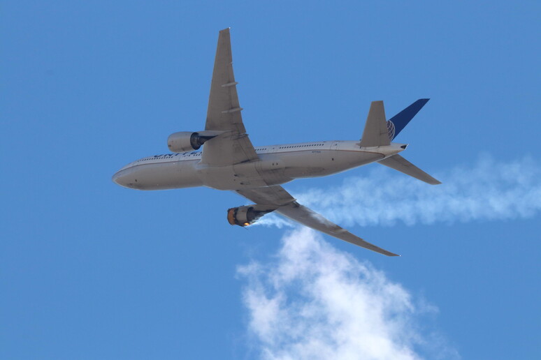 Il boeing 777 partito da Denver costretto a rientrare per un motore in fiamme. Instagram user Hayden Smith © ANSA/EPA