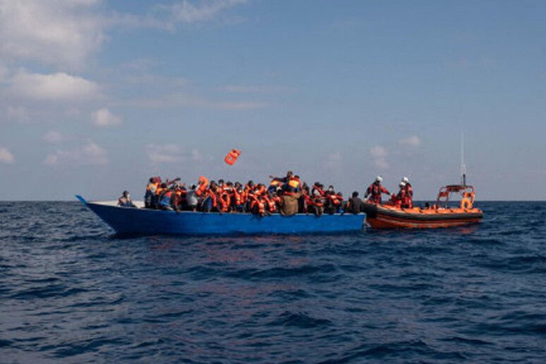 Barcone con migranti. Immagine tratta dal profilo Twitter di Sea-Watch Italy - RIPRODUZIONE RISERVATA