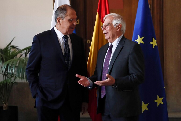 L 'Alto rappresentante per la politica estera Ue Borrell e il ministro degli Esteri russo Lavrov © ANSA/EPA