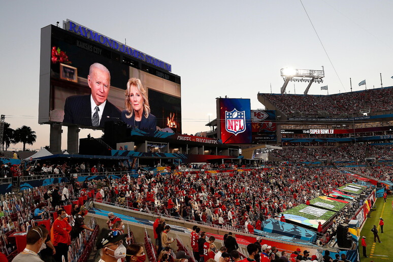 Il presidente americano Joe Biden e la First Lady Jill da un maxischermo mandano un messaggio prima del Super Bowl © ANSA/EPA