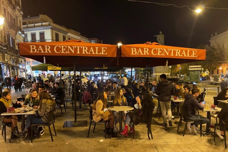 Sardegna zona bianca, bar aperti dopo le 18 a Cagliari - RIPRODUZIONE RISERVATA