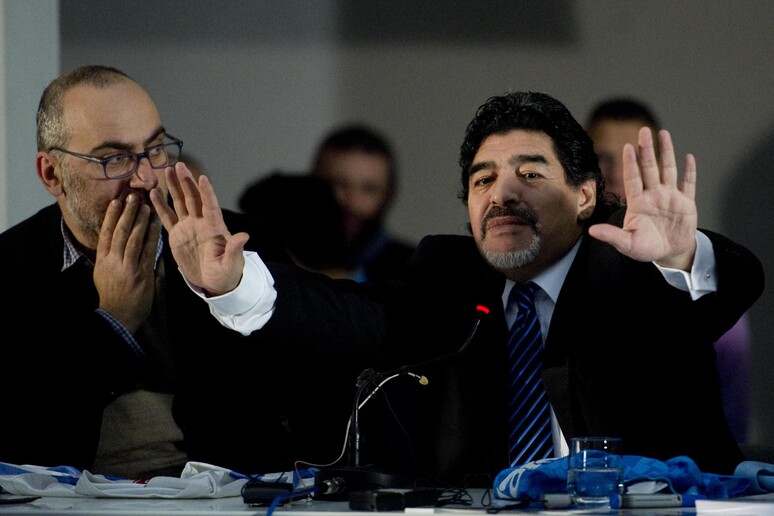 Maradona durante la conferenza stampa per spiegare la sua posizione  con il  fisco, Napoli, 26 febbraio 2013 - RIPRODUZIONE RISERVATA
