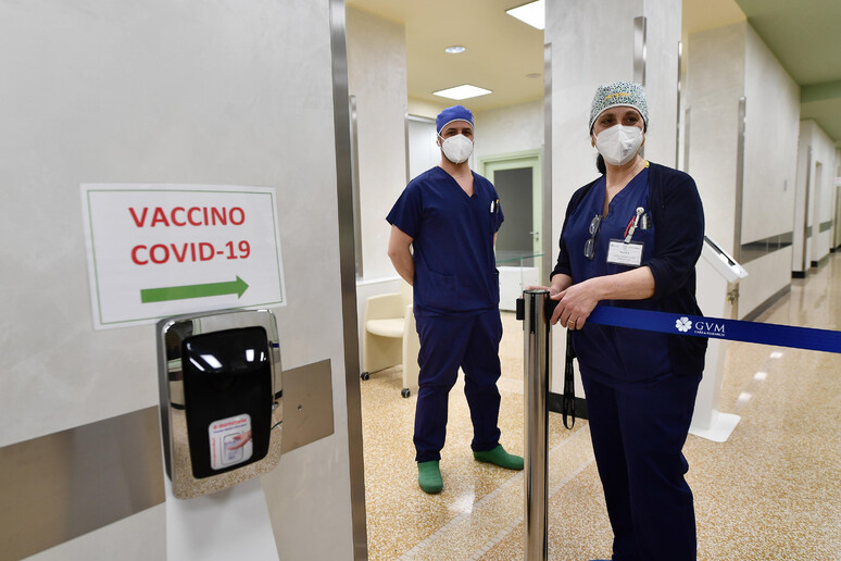 Un centro vaccini a Genova - RIPRODUZIONE RISERVATA