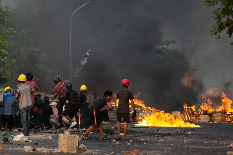 Proteste e violenze in Birmania © ANSA/AFP